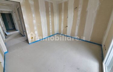 Vedano al Lambro – Ampio quadrilocale con terrazzi