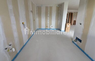 Vedano al Lambro – Ampio quadrilocale con terrazzi