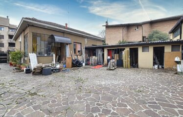 Soluzione Indipendente con Ampio Laboratorio e Area Privata