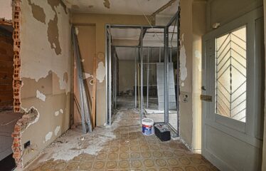 Soluzione Indipendente con Ampio Laboratorio e Area Privata