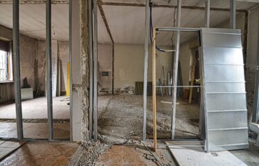 Soluzione Indipendente con Ampio Laboratorio e Area Privata