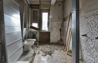 Soluzione Indipendente con Ampio Laboratorio e Area Privata