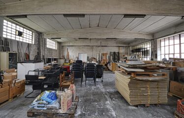 Soluzione Indipendente con Ampio Laboratorio e Area Privata