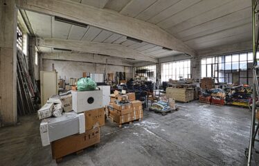 Soluzione Indipendente con Ampio Laboratorio e Area Privata