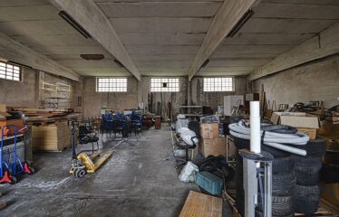 Soluzione Indipendente con Ampio Laboratorio e Area Privata
