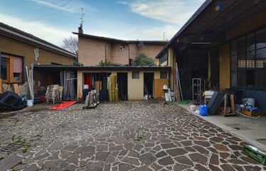 Soluzione Indipendente con Ampio Laboratorio e Area Privata