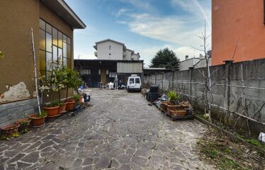 Soluzione Indipendente con Ampio Laboratorio e Area Privata