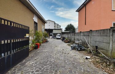 Soluzione Indipendente con Ampio Laboratorio e Area Privata