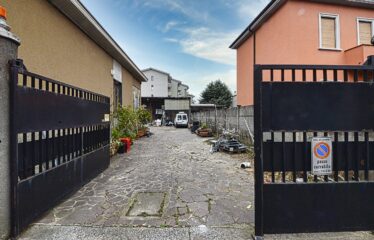 Soluzione Indipendente con Ampio Laboratorio e Area Privata