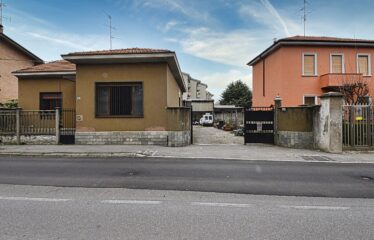 Soluzione Indipendente con Ampio Laboratorio e Area Privata