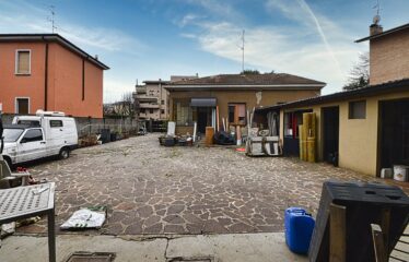 Soluzione Indipendente con Ampio Laboratorio e Area Privata