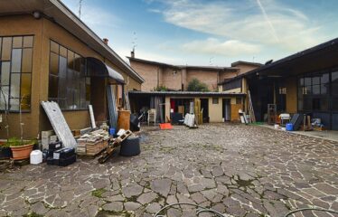 Soluzione Indipendente con Ampio Laboratorio e Area Privata