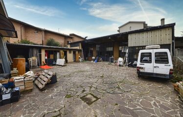 Soluzione Indipendente con Ampio Laboratorio e Area Privata
