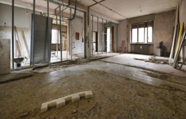 Soluzione Indipendente con Ampio Laboratorio e Area Privata