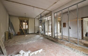 Soluzione Indipendente con Ampio Laboratorio e Area Privata