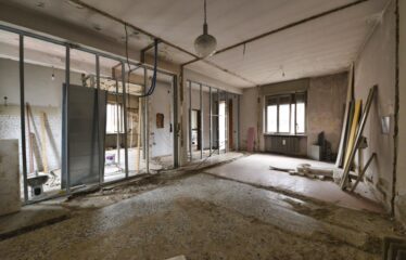 Soluzione Indipendente con Ampio Laboratorio e Area Privata