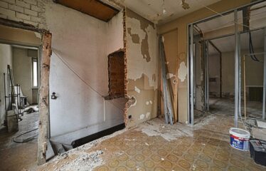 Soluzione Indipendente con Ampio Laboratorio e Area Privata