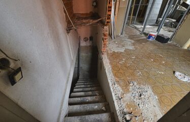 Soluzione Indipendente con Ampio Laboratorio e Area Privata