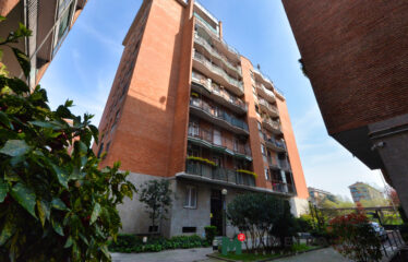 MILANO: VIA FLUMENDOSA AMPIO 2 LOCALI CON TERRAZZO