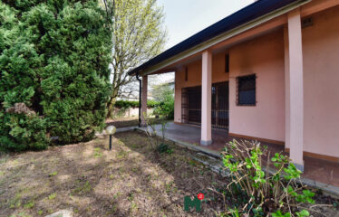 TRIUGGIO: AMPIA VILLA BIFAMILIARE CON PARCO